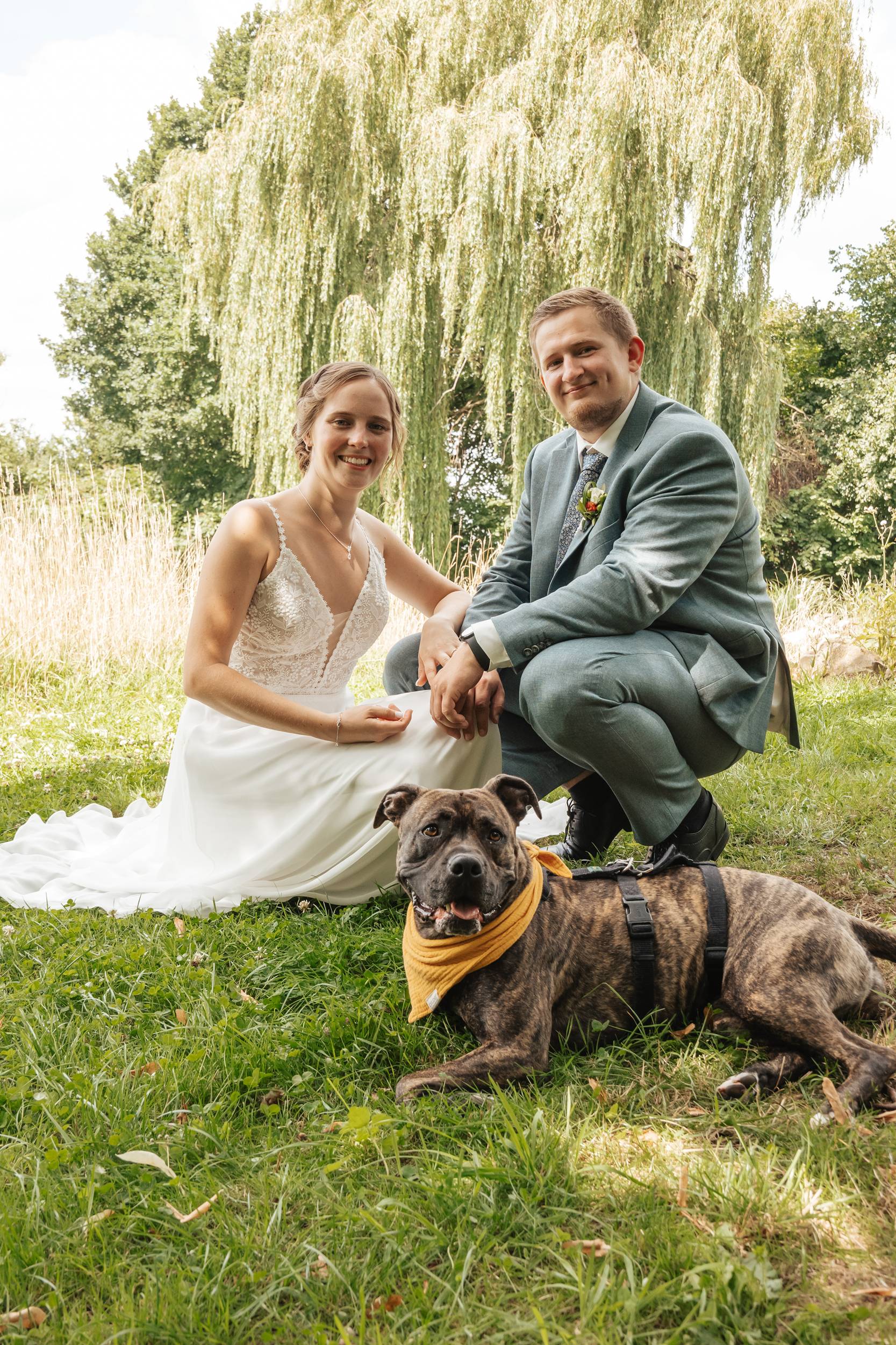 Brautpaar mit Hund